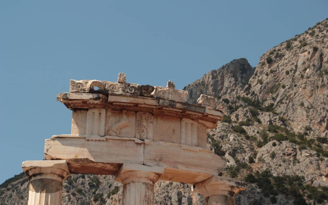 Visiter Delphes : guide complet du site archéologique et son musée