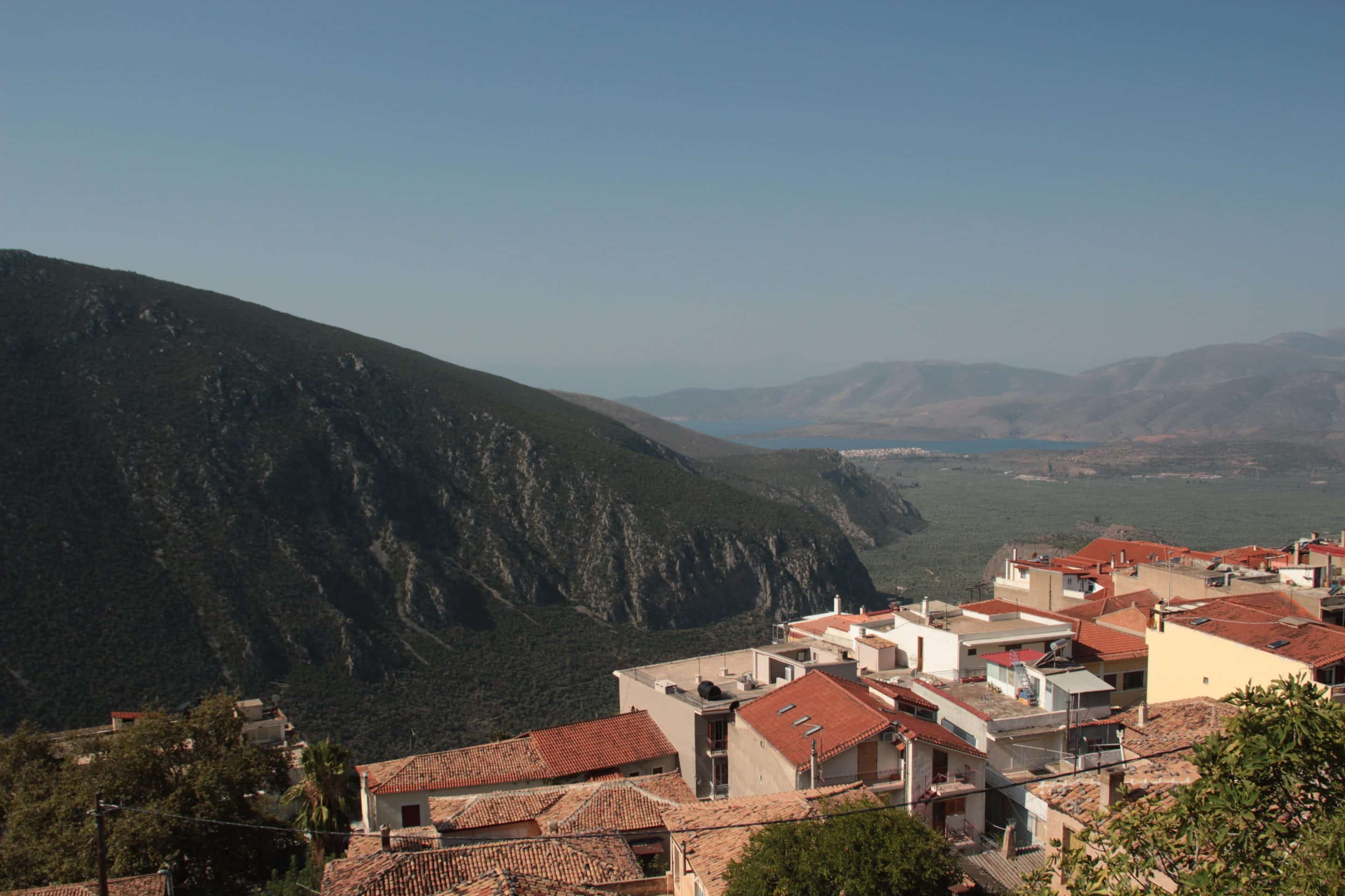 Panorama de Delphes en Grèce - Postcard Travel Planner