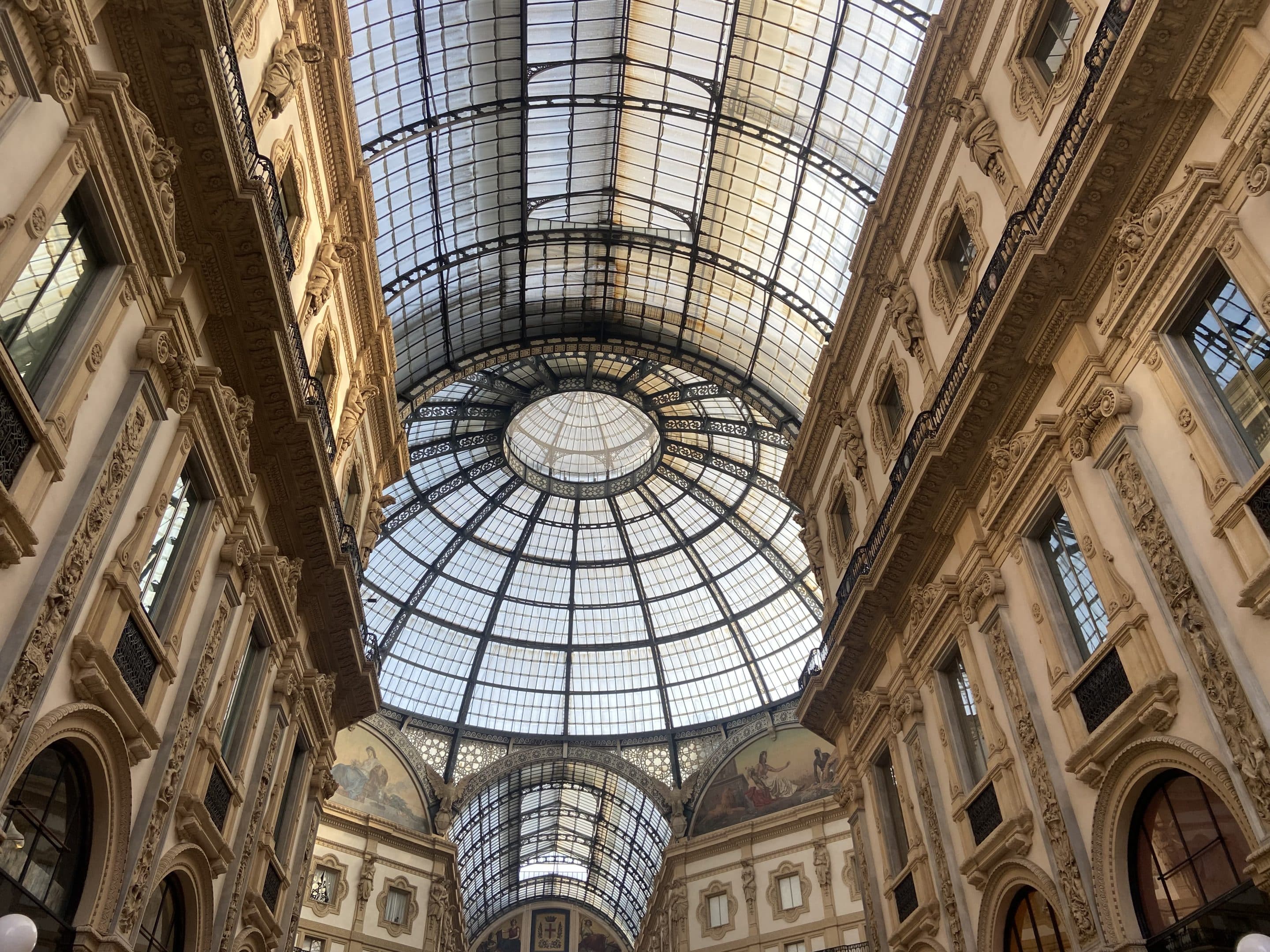 Belle architecture vitrée à Milan. Galerie Victor Emmanuel II, incontournable à visiter