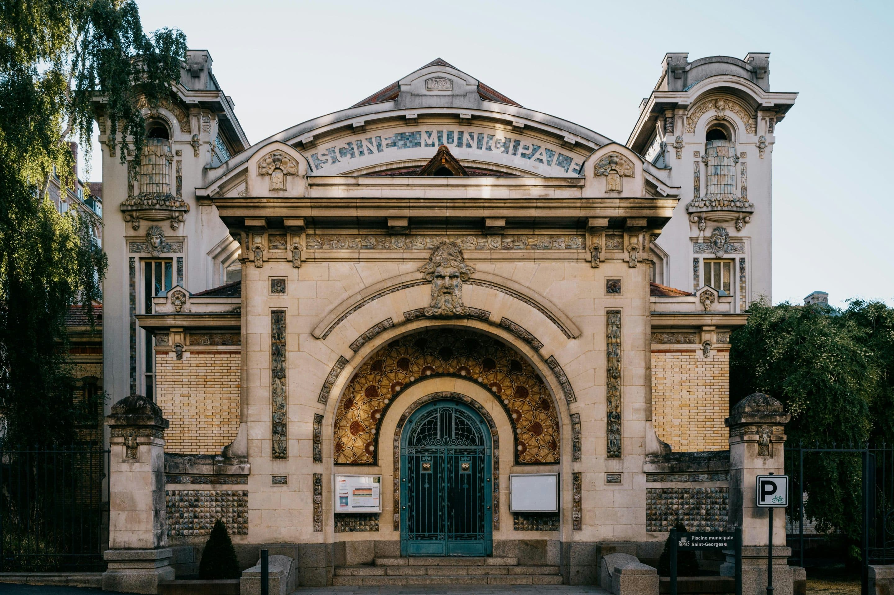 Piscine Saint-Georges à Rennes. Bâtiment remarquable de style art nouveau avec mosaïques Odorico.