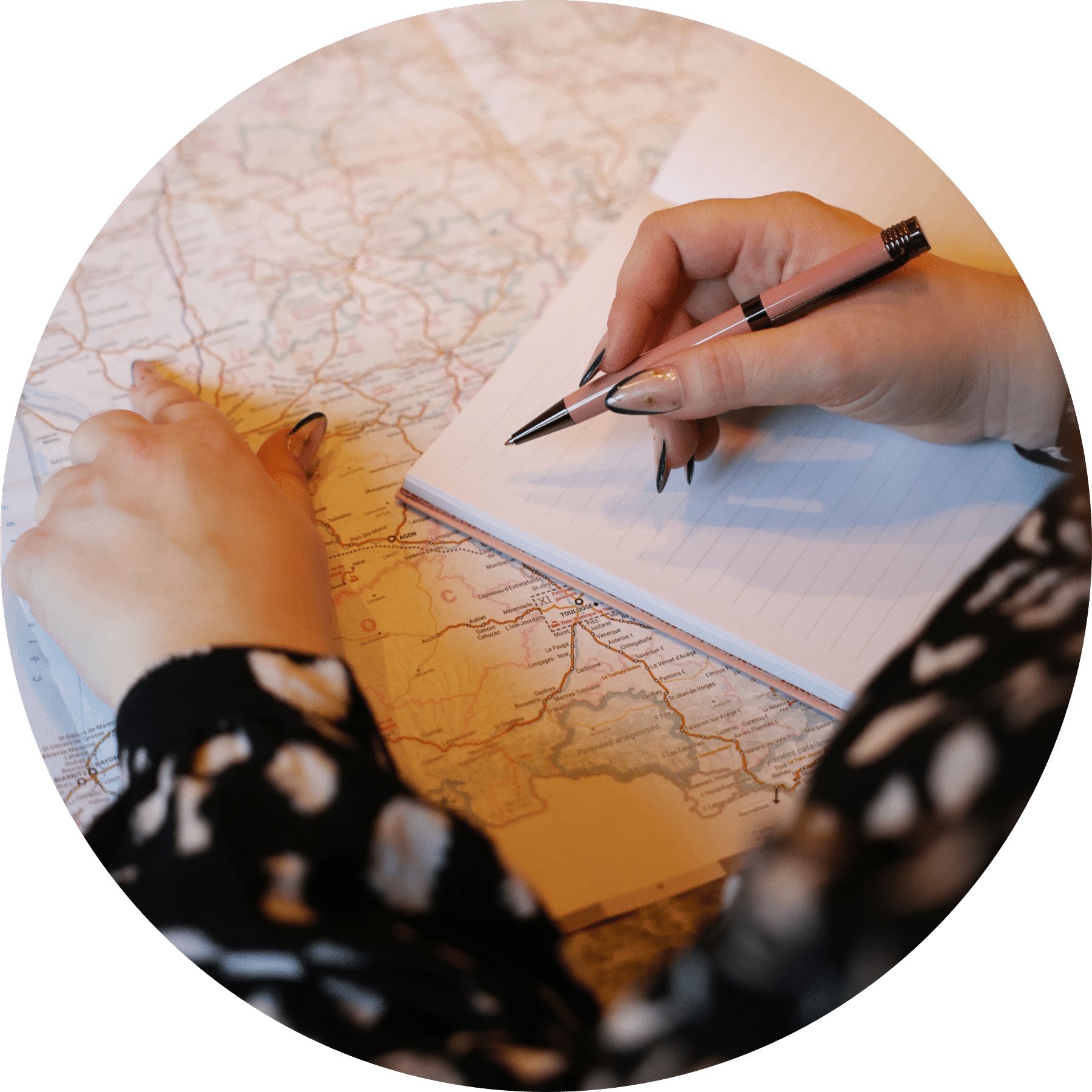 Maïwenn, travel planner, en train d'organiser un voyage