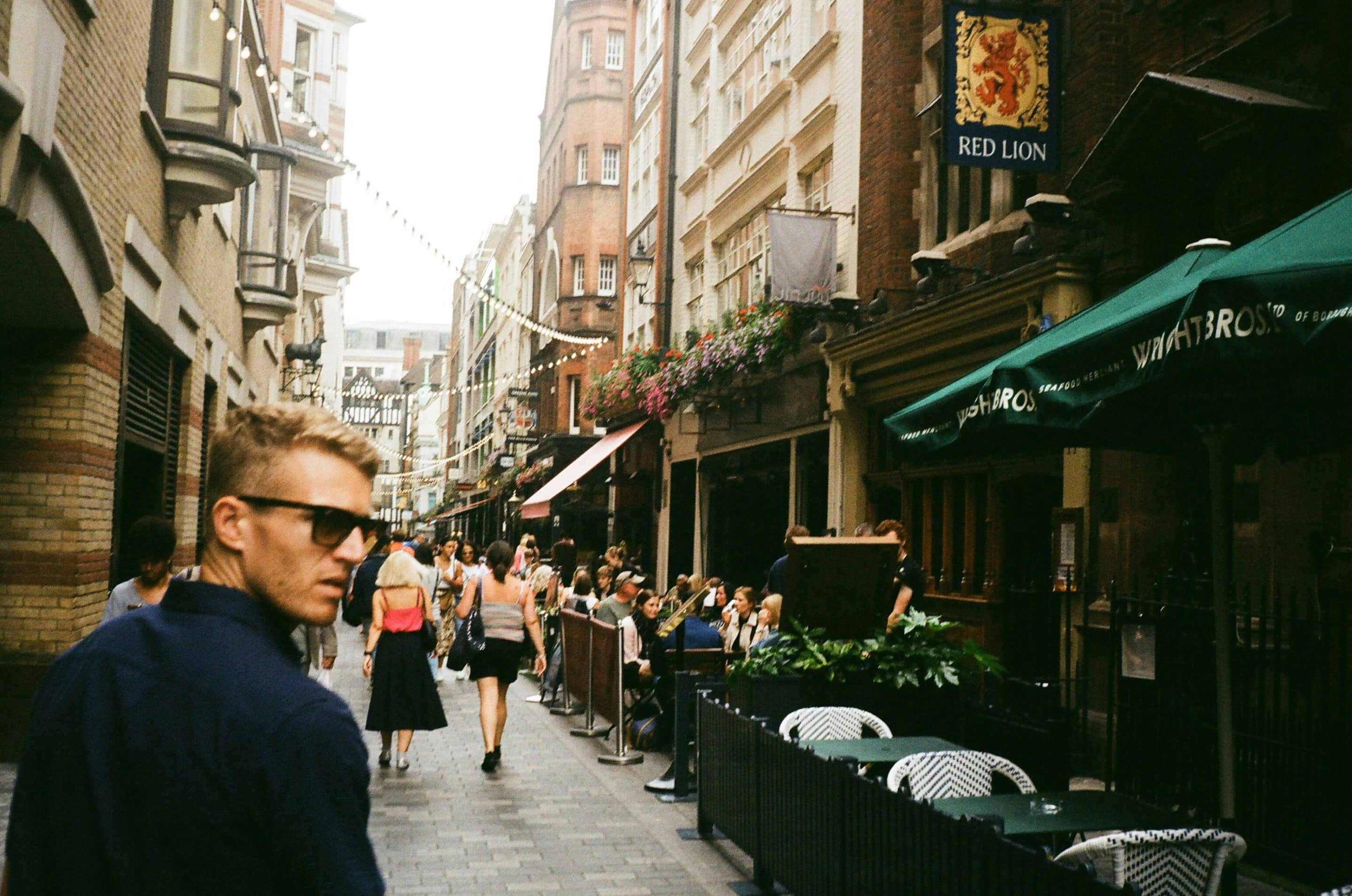 Homme portant une chemise bleue marchant dans les rues de Londres